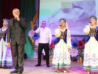 Торжественное собрание и праздничный концерт ко Дню единения народов Беларуси и России прошли в Мостах