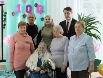 Поздравления со 100-летним юбилеем принимала мостовчанка Нина Васильевна Стельмах