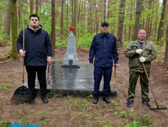 Сотрудник прокуратуры Мостовского района наводили порядок возле памятника неизвестного солдата в деревне Миневичи