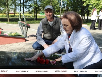 Россияне посетили могилу родственника, погибшего в годы Великой Отечественной войны на Мостовской земле