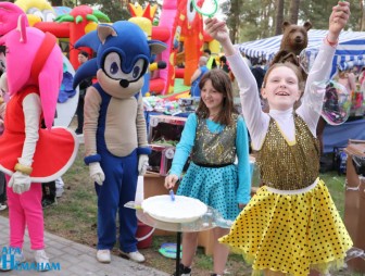 Развлечения на любой вкус для детей в городском парке во время открытия подвесного моста (видео)