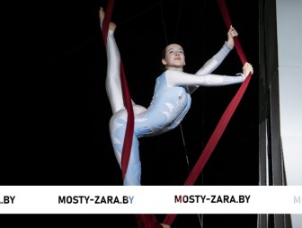 Утонченные, грациозные и элегантные гимнастки покорили мостовчан на открытии подвесного моста