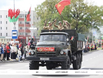 Плац-концертом и стилизованным автопарадом «Дорогами Победы» началось празднование 9 мая в Мостах