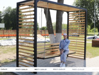 Днём – цветы, вечером – подсветка: рассказываем ещё об одном уютном уголке в Мостах