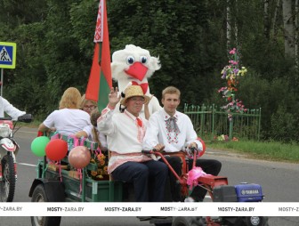Куриловичи пели и плясали. В агрогородке состоялось народное гулянье «Весёлая повозка – четыре колеса»