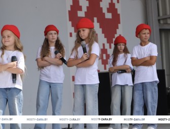 С днём рождения поздравил весь город! Юные мостовчане, родившиеся в праздник города, получили подарки от БСЖ