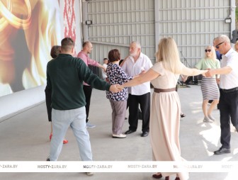 Закружились в свадебном вальсе! В День города в Мостах поздравили золотых юбиляров семейной жизни