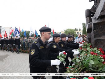 'Это был не лагерь, а фабрика смерти'. В Тростенце открыли памятный знак жертвам геноцида