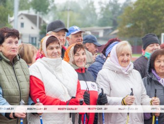 Живущие лучшую жизнь: в Мостах прошёл марафон по скандинавской ходьбе «Шаг к долголетию»