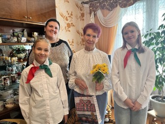 Пионеры Мостовщины поздравили ветерана педагогического труда