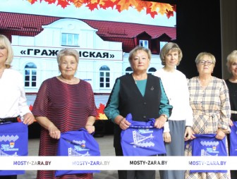 Редакция районной газеты «Зара над Нёманам» наградила своих верных подписчиков из числа мостовчан «серебряного» возраста