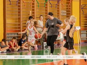 На паркете ‒ всей семьёй: необычный матч состоялся в Мостовской СДЮШОР