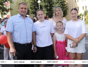 Семью рождает любовь, а продолжают и наполняют смыслом – дети. В этом убеждена многодетная семья Ковалевич из Мостов