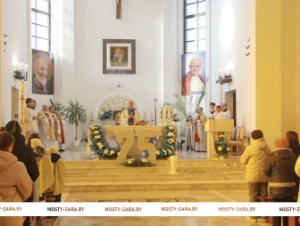В Мостах прошли юбилейные торжества по случаю 25-летия костёла Матери Божьей Трижды Чудесной