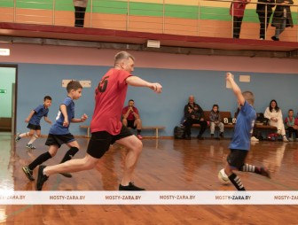 Привили любовь к спорту: как дети соревновались с отцами в мини-футболе