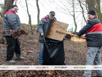 Декабрьские труды: работники Мостовского РУП ЖКХ провели очередной субботник в Мостах