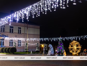 ФОТОФАКТ. Посмотрите, как украсили к Новому году СШ №2 г. Мосты