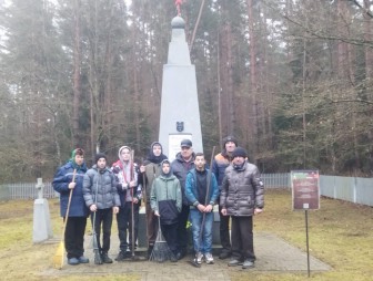 Поклонились погибшим, убрали листву. В Куриловичском сельсовете продолжается уборка территории мест увековечения