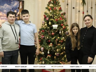 Вера начинается с семьи, уверены супруги Александр и Маргарита Харитоновы и их дети Никита и Екатерина из Мостов