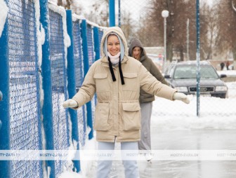 Вкатываемся в новый год: в Мостах залили каток для всех желающих