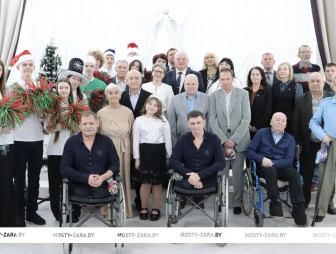 Внимание, подарки, праздничное настроение – для проживающих Мостовского социального пансионата «Принеманье»