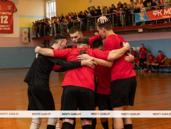 Три очка ‒ себе, валидол ‒ болельщикам: «Мосты» одержали верх в очередном туре чемпионата области по мини-футболу