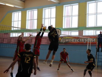 Спорт, азарт, командный дух: в Мостах прошёл открытый турнир по волейболу памяти воина-интернационалиста Александра Савчука