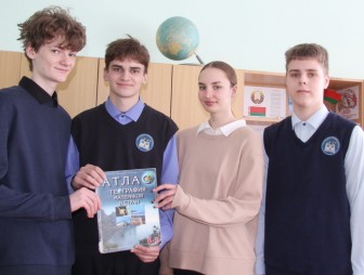 По странам и континентам. Андрей Радион из Рогозницкой средней школы уже несколько лет побеждает на районных и областных олимпиадах по географии