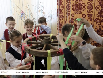 Масленічныя гульні і забавы, смачныя бліны, ласункі ў выглядзе сонейка – у Мастоўскім музеі “Лес і чалавек” ладзяць вясёлае свята для дзяцей і дарослых