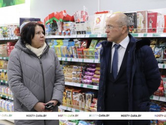 В рамках работы в округе сенатор Валентин Байко промониторил цены и ассортимент товаров в магазине «Родны кут» в Мостах