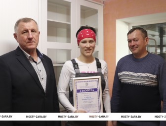 В спорте и работе всегда активная. Ксения Савчук из КСУП «Озеранский» получила областную профсоюзную награду