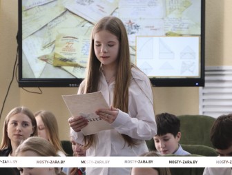 Пепел Хатыни стучит в сердца: молодёжь Мостовщины накануне Дня памяти жертв Хатынской трагедии рассуждала о цене мира и важности сохранения исторической правды