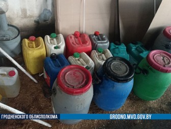 В Мостовском районе завскладом сельхозпредприятия похитил более 760 л топлива