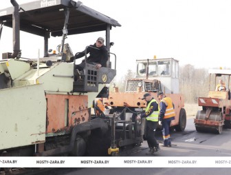 Асфальтный завод ДРСУ-208 у агрогородка Пески в эти мартовские дни уже работает на полную мощность