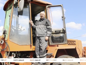 В шесть утра я уже на работе. О своей профессии рассказывает механизатор КСУП «Озеранский» Сергей Товкун