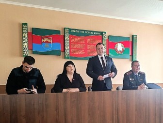 Группа информирования первого заместителя председателя Мостовского райисполкома Романа Рублика выступила в трудовых коллективах