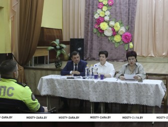 С педагогами и населением аг. Мосты Правые встретилась группа информирования председателя Мостовского районного Совета депутатов Валерия Табала