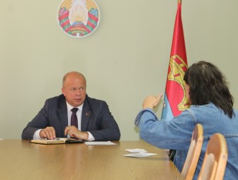 Председатель Мостовского райисполкома Андрей Санько провёл приём граждан