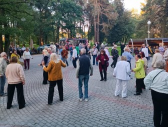 «Это наш отдушина…» – мостовчане золотого возраста благодарят районную власть и артистов за организацию вечеров отдыха в городском парке