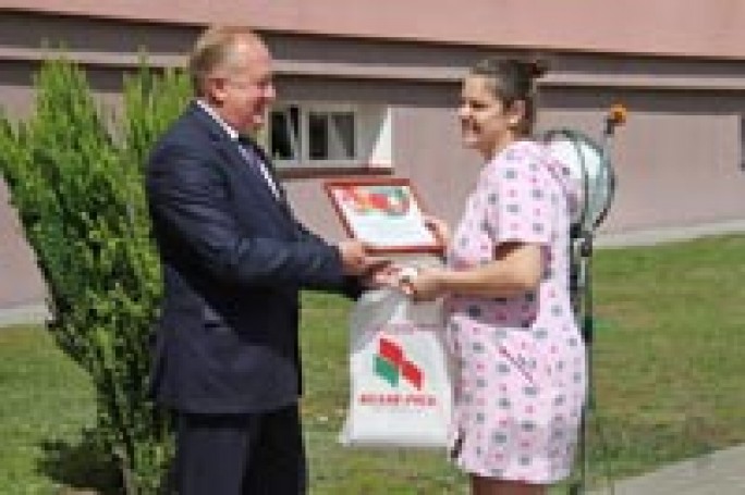 Жительниц Гродненщины, родивших малышей в День Независимости Беларуси, поздравили в областном клиническом перинатальном центре