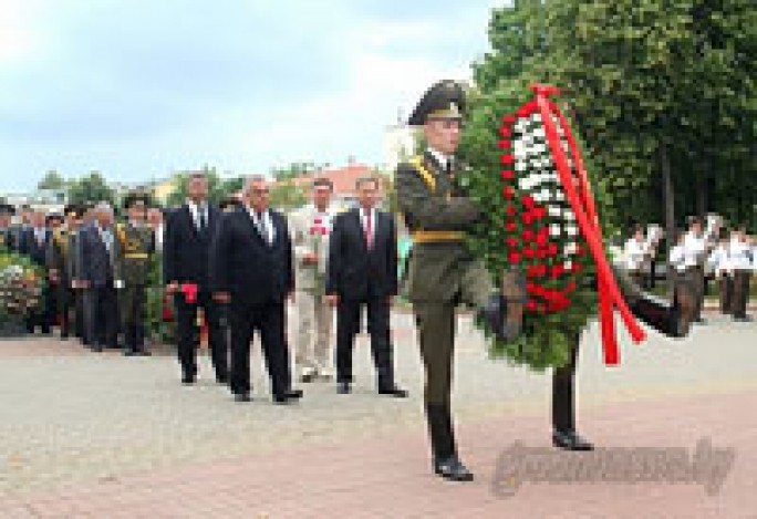 Возложением венков в Гродно почтили память о погибших в годы ВОв