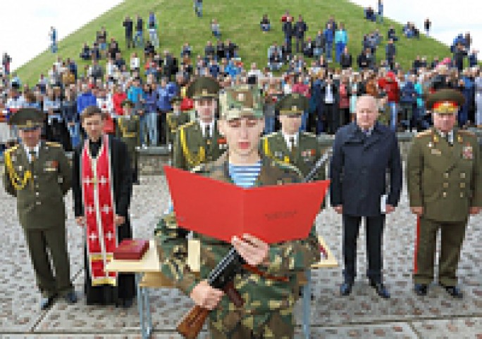У Кургана Славы дали клятву на верность Республике Беларусь молодые солдаты Гродненского гарнизона