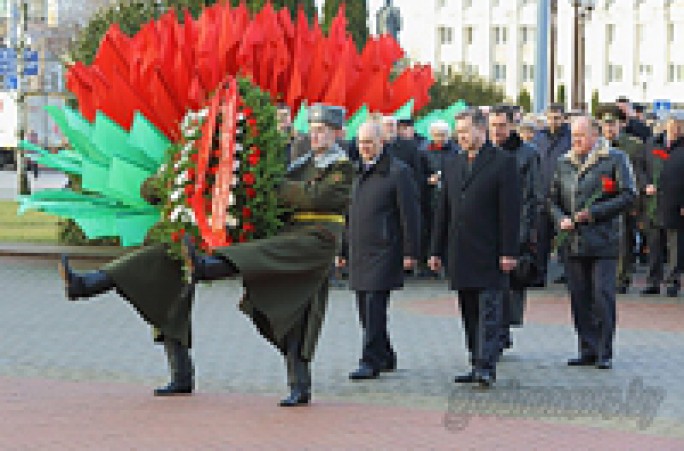 К памятнику павшим воинам и партизанам возложили венки и цветы