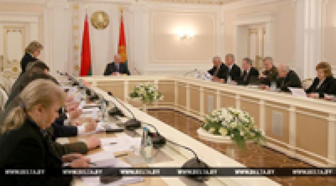 Президент Беларуси рассмотрит три варианта повышения пенсионного возраста