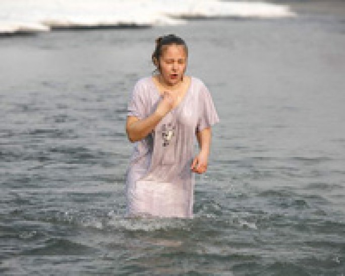 Даже женщины не побоялись крещенского мороза и ледяной воды