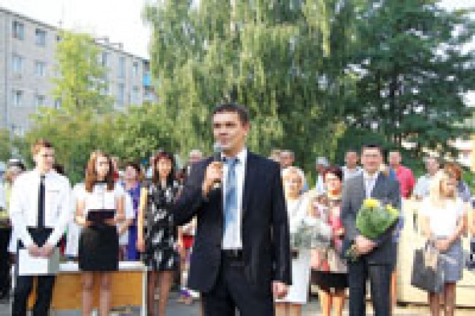 Суровой чередой бегут года... А школа остаётся навсегда!
