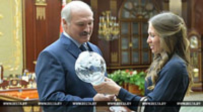Домрачева подарила Лукашенко копию Большого хрустального глобуса
