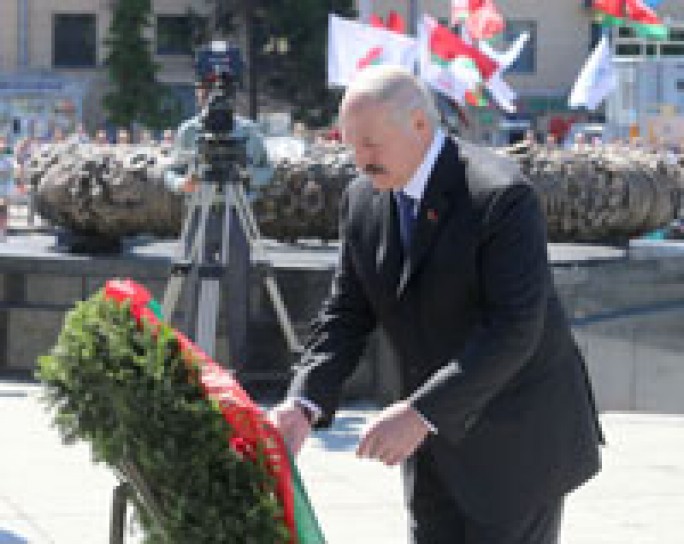 А. Г. Лукашенко в День Независимости возложил венок к монументу Победы в Минске