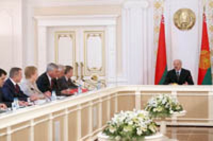 А. Лукашенко: Президентские выборы  необходимо провести открыто, честно, спокойно и строго в соответствии с белорусским законодательством