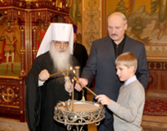 Лукашенко зажёг рождественскую свечу в Храме-памятнике в честь Всех Святых